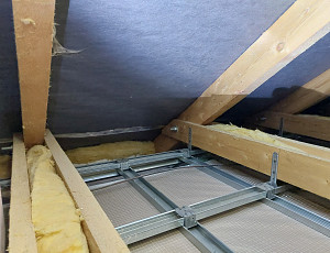 Zateplení stropu a šikmin podkroví pomocí foukané izolace